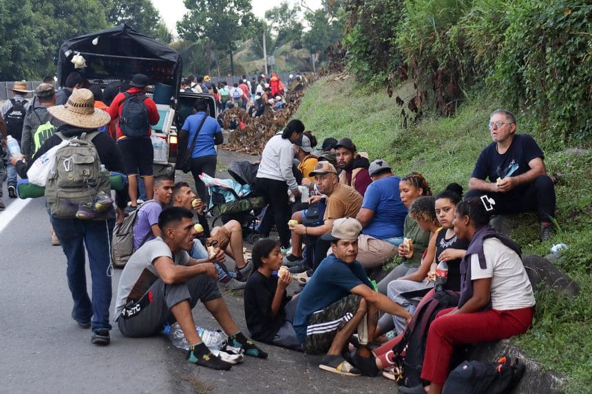 Migrantes descansan sobre una vía este lunes, en el municipio de Huehuetán (México). EFE/ Juan Manuel Blanco