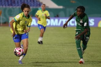 Aninha (i) de Brasil disputa el balón con Saliya Mwanza de Zambia en foto de archivo de Orlando Barría. EFE