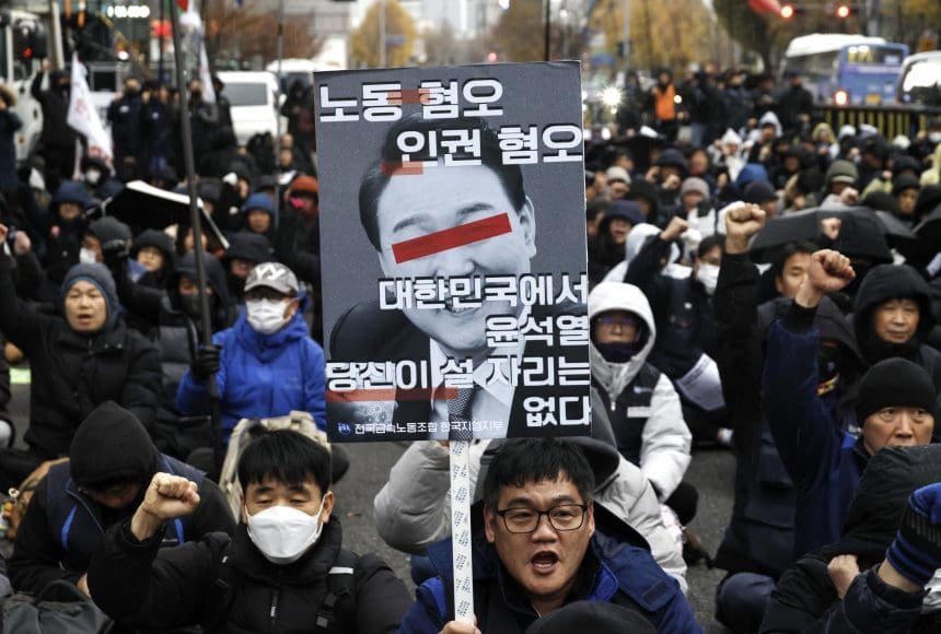 Protesta contra el presidente de Corea del Sur, Yoon Suk-yeol, este 5 de diciembre en Seul. EFE/EPA/JEON HEON-KYUN
