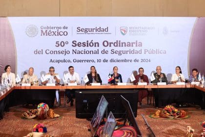 La presidenta de México, Claudia Sheinbaum (cd), participa este martes durante un acto protocolario en el balneario de Acapulco en Guerrero (México). EFE/David Guzmán