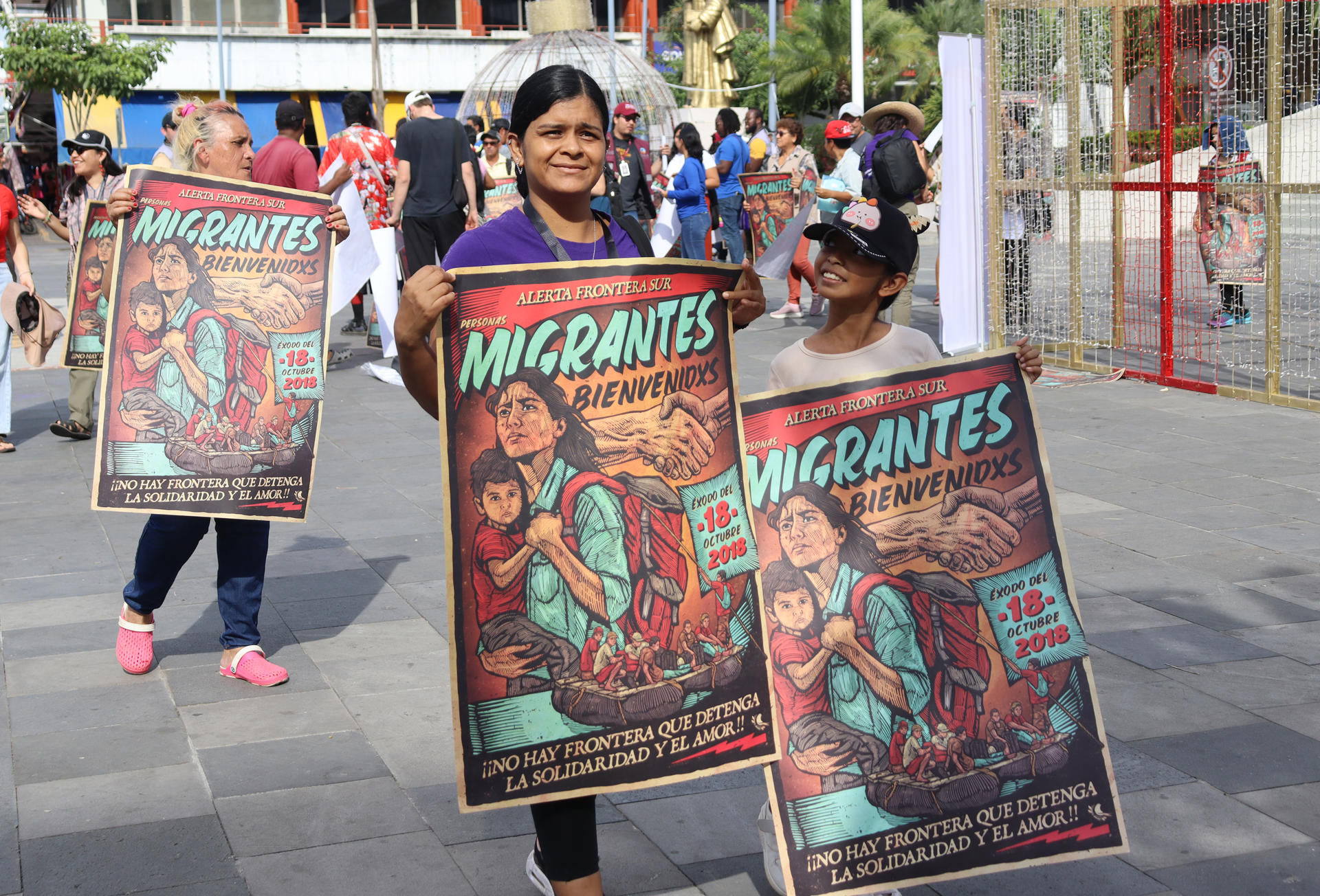 Migrantes y miembros del colectivo de monitoreo de la frontera sur sostienen carteles durante una protesta este miércoles, con motivo del Día Internacional del Migrante en el municipio de Tapachula (México). EFE/ Juan Manuel Blanco