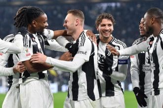 El jugador del Juventus Teun Koopmeiners celebra el 2-0 con sus compñaeros en el partido de la Copa Italia que han jugado Juventus FC y Cagliari Calcio, en Turin, Italia. EFE/EPA/ALESSANDRO DI MARCO