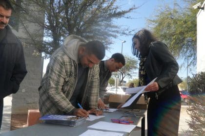 Fotografía de archivo donde aparecen varios hispanos en una feria del empleo. EFE/MARIA LEON