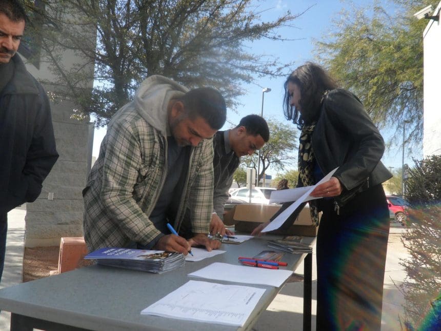 Fotografía de archivo donde aparecen varios hispanos en una feria del empleo. EFE/MARIA LEON