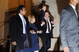 El empresario Elon Musk (C-D), su hijo X vÜ A-Xii (arriba), la representante Kat Cammack (R-FL) y Vivek Ramaswamy (I) se retiran de una reunión del caucus de DOGE celebrada en el Capitolio de EE. UU. en Washington, DC, EE. UU., el 05 de diciembre de 2024. 
EFE/EPA/AARON SCHWARTZ