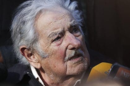 Fotografía de archivo del 24 de noviembre de 2024 el exmandatario José Mujica hablando con medios de comunicación, en Montevideo (Uruguay). EFE/ Raúl Martínez ARCHIVO
