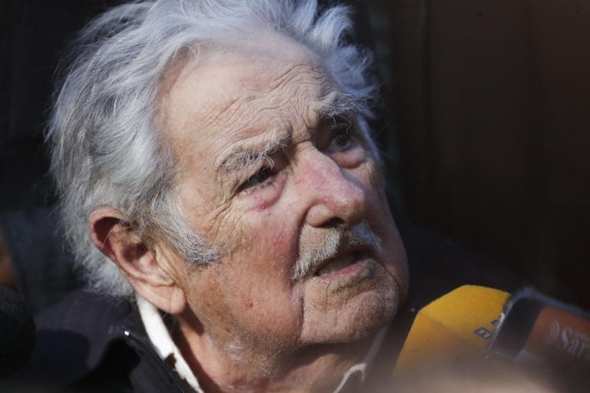 Fotografía de archivo del 24 de noviembre de 2024 el exmandatario José Mujica hablando con medios de comunicación, en Montevideo (Uruguay). EFE/ Raúl Martínez ARCHIVO