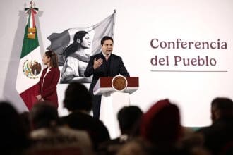 El titular del Servicio de Administración Tributaria (SAT), Antonio Martínez Dagnino, participa este jueves durante la conferencia de prensa matutina de la presidenta de México Claudia Sheinbaum en Palacio Nacional de la Ciudad de México (México). EFE/José Méndez