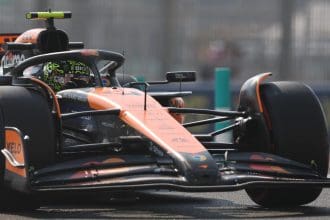 El británico Lando Norris (McLaren), durante los entrenamientos libres del Gran Premio de Abu Dabi de F1. EFE/EPA/ALI HAIDER