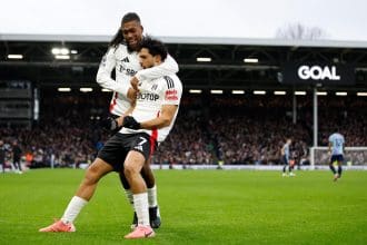 El delantero mexicano del Fulham Raul Jimenez (d) celebra el 1-0 durante el partido de la Premier League que han jugado Fulham FC y Arsenal FC, en Londres, Reino Unido. EFE/EPA/DAVID CLIFF s.
