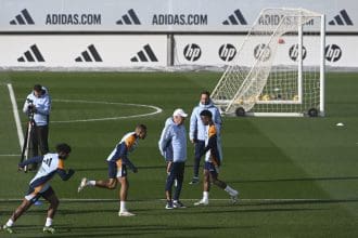 El entrenador italiano del Real Madrid Carlo Ancelotti (3d) dirige el entrenamiento del equipo este viernes en Valdebebas, en la víspera de su enfrentamiento al Girona en partido de Liga. EFE/Fernando Villar
