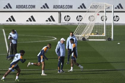 El entrenador italiano del Real Madrid Carlo Ancelotti (3d) dirige el entrenamiento del equipo este viernes en Valdebebas, en la víspera de su enfrentamiento al Girona en partido de Liga. EFE/Fernando Villar