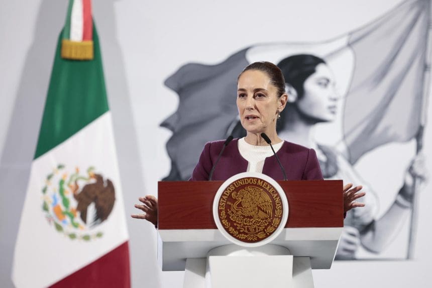 La Presidenta de México, Claudia Sheinbaum, habla durante una conferencia de prensa este lunes, en el Palacio Nacional de la Ciudad de México (México). EFE/ José Méndez