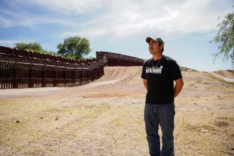 Fotografía sin fecha cedida por Jonathan Stegenga del director de Sierra Club Borderlands, Erick Meza, en el lado estadounidense del muro fronterizo, justo en las afueras de la ciudad de Nogales, Arizona (Estados Unidos). EFE/Jonathan Stegenga  /SOLO USO EDITORIAL /NO VENTAS /SOLO DISPONIBLE PARA ILUSTRAR LA NOTICIA QUE ACOMPAÑA /CRÉDITO OBLIGATORIO