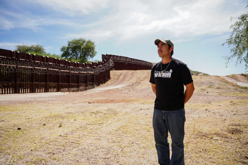 Fotografía sin fecha cedida por Jonathan Stegenga del director de Sierra Club Borderlands, Erick Meza, en el lado estadounidense del muro fronterizo, justo en las afueras de la ciudad de Nogales, Arizona (Estados Unidos). EFE/Jonathan Stegenga  /SOLO USO EDITORIAL /NO VENTAS /SOLO DISPONIBLE PARA ILUSTRAR LA NOTICIA QUE ACOMPAÑA /CRÉDITO OBLIGATORIO