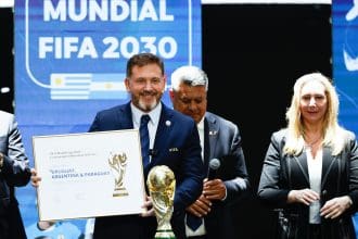 El presidente de la Conmebol, Alejandro Domínguez (i), junto a la secretaria general de la Presidencia de Argentina, Karina Milei (d) y el presidente de la Asociación del Fútbol Argentino (AFA), Claudio Tapia(atrás), participan durante un evento este miércoles, en Luque (Paraguay). Uruguay, Paraguay y Argentina fueron ratificados como parte de la sede de la Copa Mundial de la Fifa 2030, durante un congreso extraordinario realizado por los más de 200 socios de esa federación. EFE/ Juan Pablo Pino