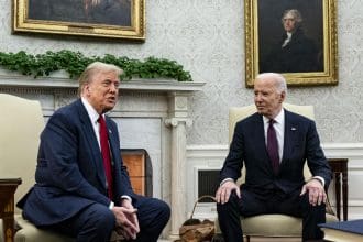 Foto de archivo del presidente electo de EE.UU., Donald Trump (izq.), con el mandatario estadounidense, Joe Biden. EFE/EPA/AL Drago/POOL