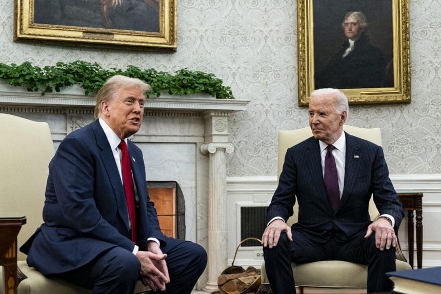 Foto de archivo del presidente electo de EE.UU., Donald Trump (izq.), con el mandatario estadounidense, Joe Biden. EFE/EPA/AL Drago/POOL