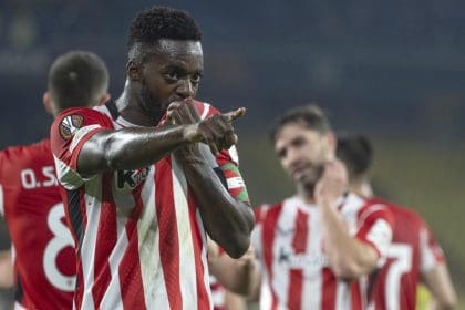 El delantero del Athletic Bilbao Iñaki Williams celebra el 0-2 durante el partido de la Liga Europa entre Fenerbahce y Athletic Bilbao en Estambul, Turquía. EFE/EPA/TOLGA BOZOGLU