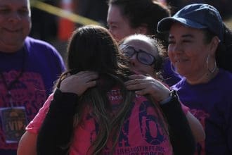 Fotografía de archivo de varias familias de inmigrantes mientras se abrazan al reencontrarse. EFE/ Luis Torres