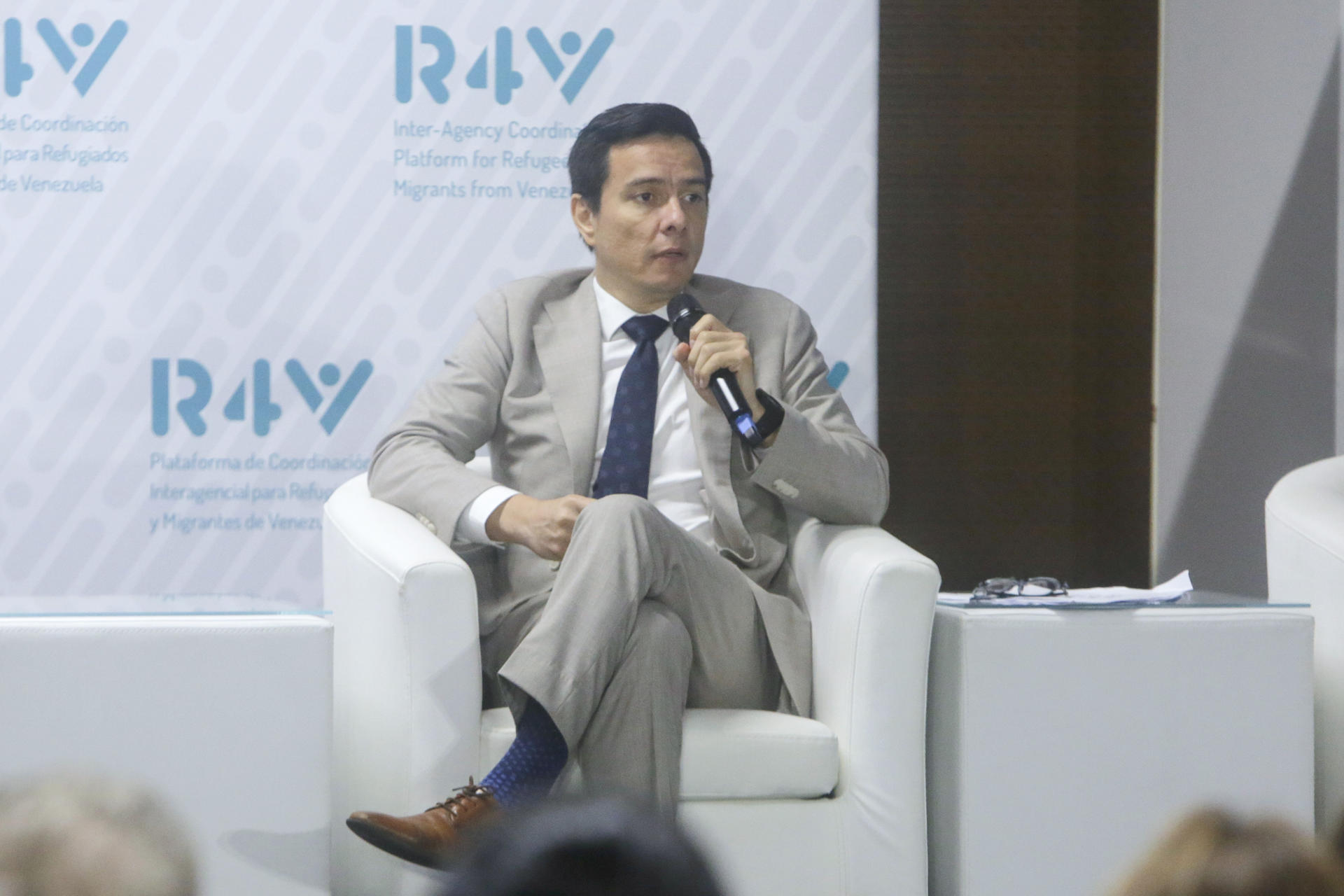 El coordinador interagencial para los Refugiados y Migrantes de Venezuela (R4V), Johan González habla durante el lanzamiento del Plan Regional de Respuesta para Refugiados y Migrantes (RMPR) 2025-2026, este viernes en Ciudad de Panamá (Panamá). EFE/ Carlos Lemos