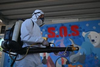 Foto de archivo que muestra un trabajador del sector de la salud fumigando contra el mosquito transmisor del dengue Aedes aegypti en una escuela de la región administrativa de Ceilandia en Brasilia (Brasil). EFE/ Andre Borges