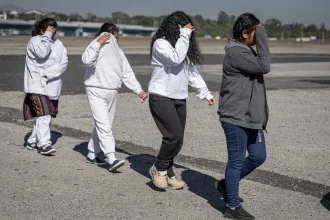 Un grupo de personas llega a la Fuerza Aérea de Guatemala deportados desde Estados Unidos este viernes, en Ciudad de Guatemala (Guatemala). Durante 2024, Guatemala recibió más de 60.000 personas deportadas entre ellas más de 4.000 menores de edad. EFE/ David Toro