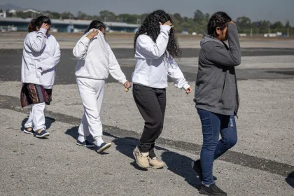 Un grupo de personas llega a la Fuerza Aérea de Guatemala deportados desde Estados Unidos este viernes, en Ciudad de Guatemala (Guatemala). Durante 2024, Guatemala recibió más de 60.000 personas deportadas entre ellas más de 4.000 menores de edad. EFE/ David Toro