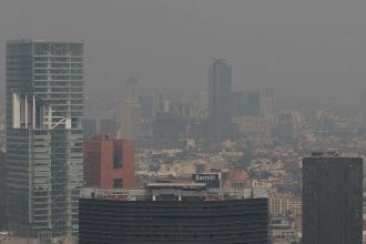 Imagen de archivo de una vista general de la fuerte contaminación en Ciudad de México (México). EFE/ Madla Hartz