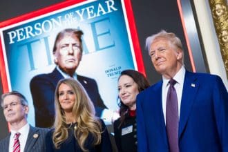 Fotografía tomada de la cuenta en X de la Bolsa de Valores de Nueva York (NYSE) del presidente electo de los Estados Unidos, Donald Trump (d), en la sede de la bolsa este jueves, en Nueva York (EE.UU.). EFE/ New York Stock Exchange /SOLO USO EDITORIAL/ SOLO DISPONIBLE PARA ILUSTRAR LA NOTICIA QUE ACOMPAÑA (CRÉDITO OBLIGATORIO)
