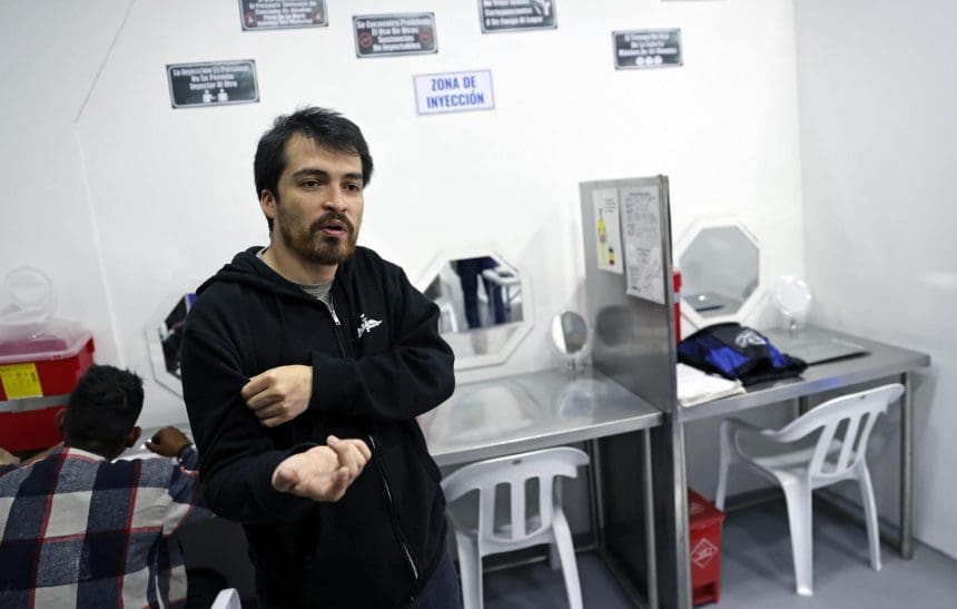 Fotografía del 29 de noviembre del coordinador general de proyecto Cambie, Daniel Rojas, hablando durante una entrevista con EFE en Bogotá (Colombia). EFE/ Mauricio Dueñas Castañeda