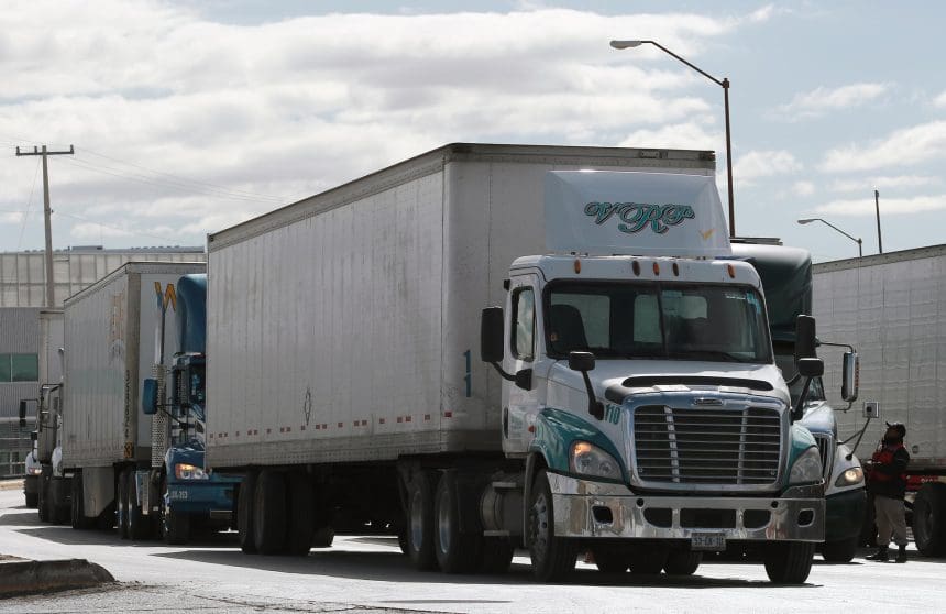 Transportistas hacen fila para ser inspeccionados, en el Puente Internacional Zaragoza en Ciudad Juárez, Chihuahua (México). Imagen de archivo. EFE/Luis Torres