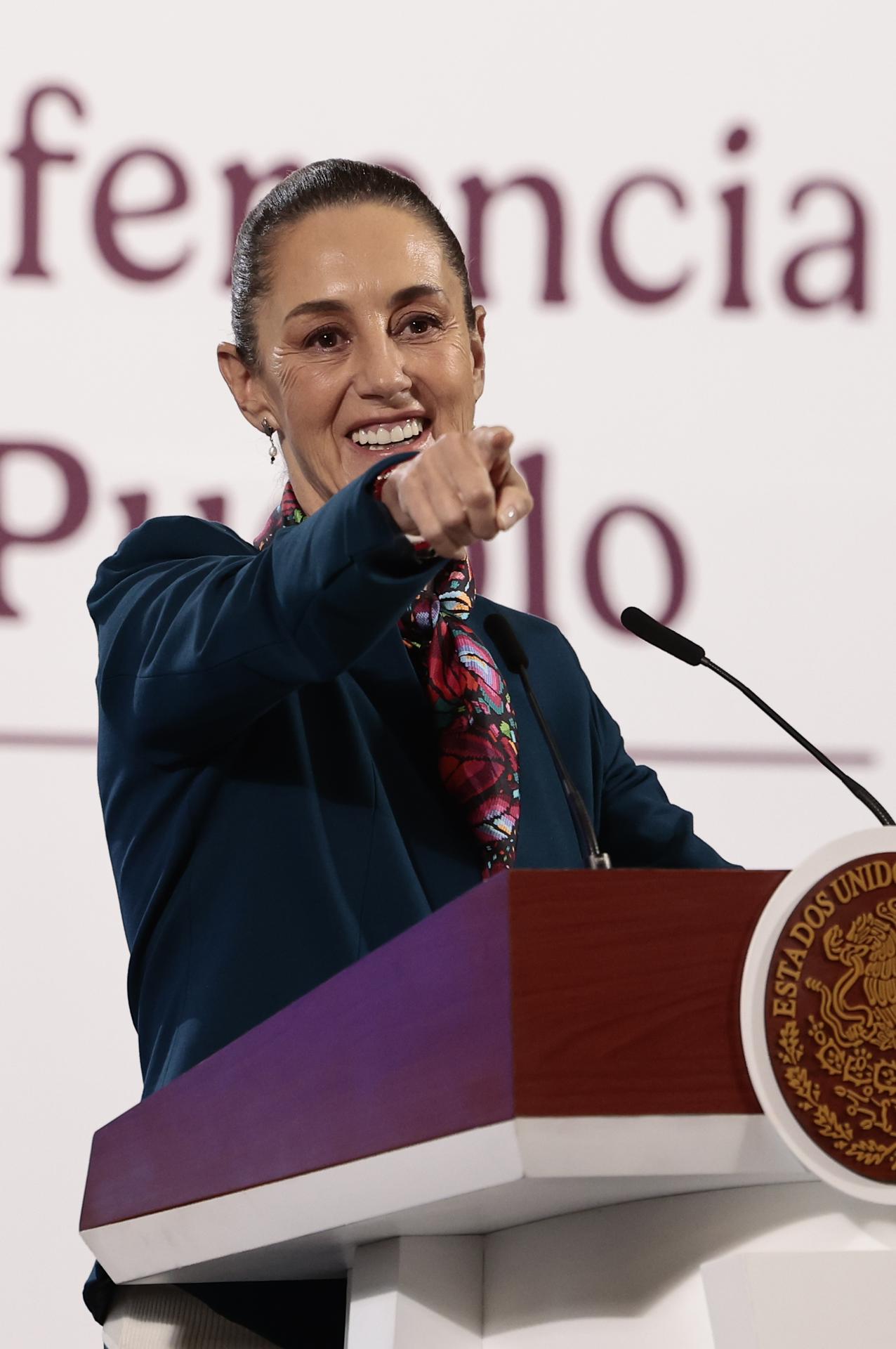 La presidenta de México, Claudia Sheinbaum, habla esta martes durante una rueda de prensa en Palacio Nacional de la Ciudad de México (México). EFE/José Méndez