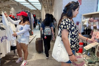 Fotografía del 18 de noviembre de 2024 de personas con maletas comprando en el centro comercial Costanera Center, en Santiago (Chile). EFE/ Ailen Díaz