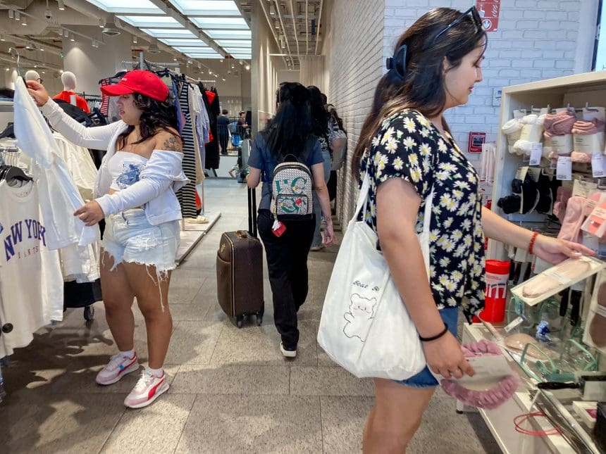 Fotografía del 18 de noviembre de 2024 de personas con maletas comprando en el centro comercial Costanera Center, en Santiago (Chile). EFE/ Ailen Díaz