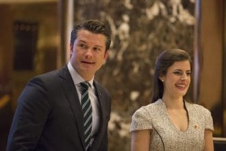 Fotografía de archivo donde aparece Pete Hegseth (i). EFE/Albin Lohr-Jones