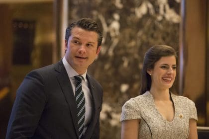 Fotografía de archivo donde aparece Pete Hegseth (i). EFE/Albin Lohr-Jones