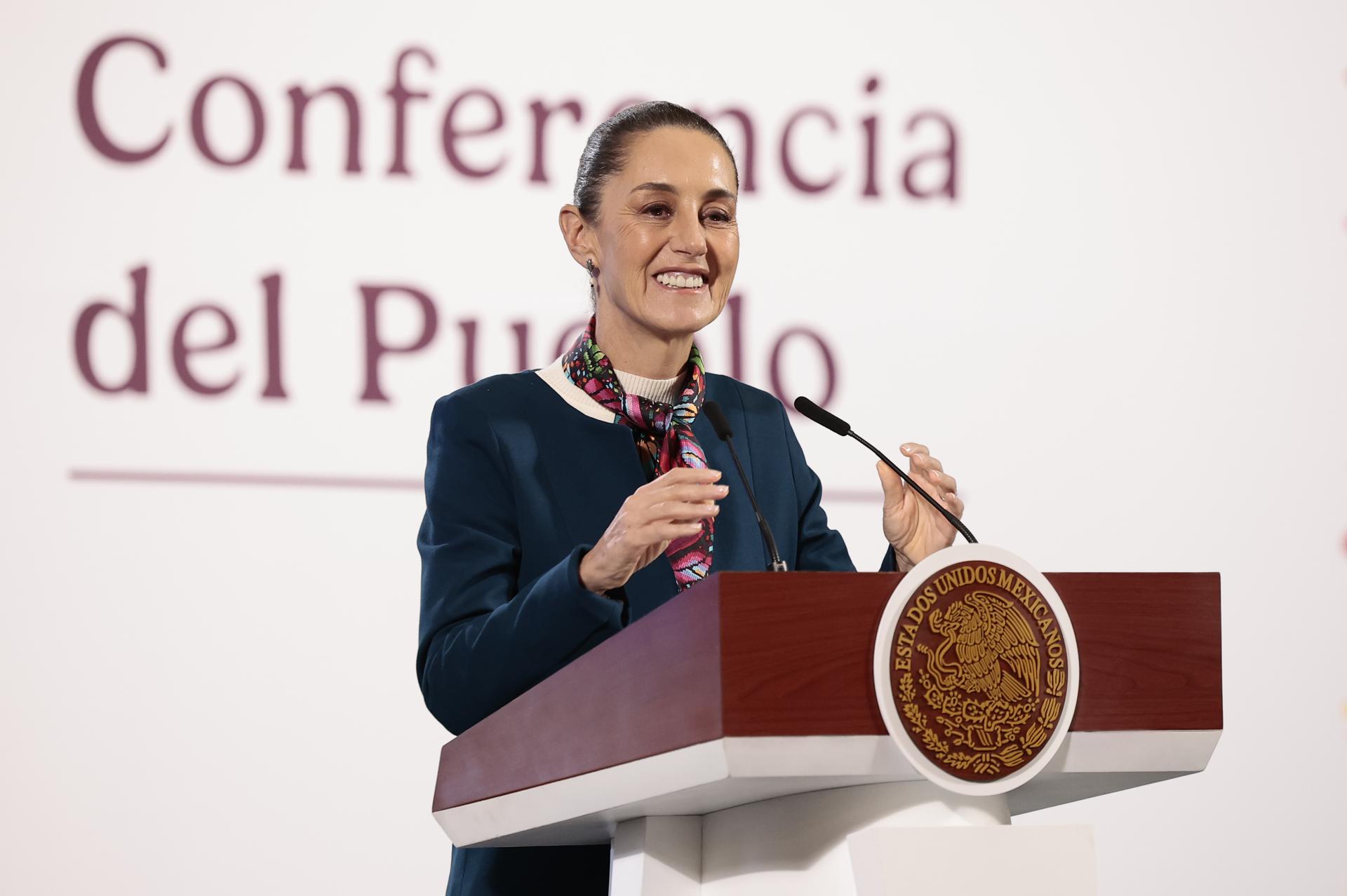 La presidenta de México, Claudia Sheinbaum, habla esta martes durante una rueda de prensa en Palacio Nacional de la Ciudad de México (México). EFE/José Méndez