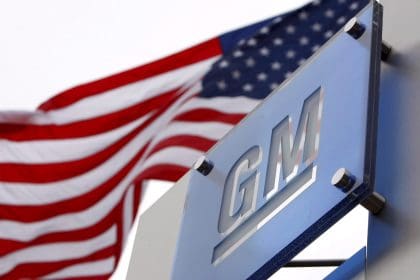 Foto de archivo del logo de la compañía General Motors situado a las puertas de la sede de la compañía en Detroit, Michigan (Estados Unidos). EFE/Jeff Kowalsky