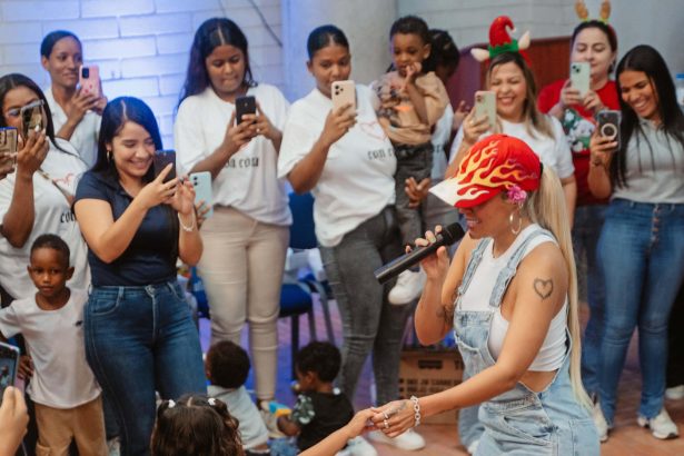 Fotografía cedida por la Fundación Con Cora, de la cantante colombiana Karol G durante una entrega de regalos en Montes de María (Colombia). EFE/ Andrés Felipe Ortiz/Fundación Con Cora