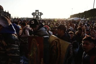 Feligreses mexicanos caminan durante el peregrinaje anual a la Basílica de Guadalupe este jueves, en la Ciudad de México (México). EFE/ Sáshenka Gutiérrez