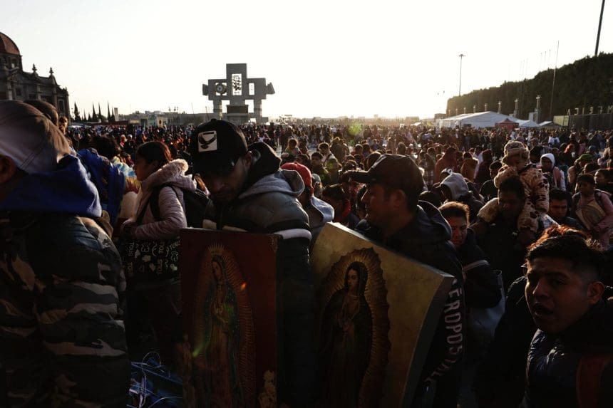 Feligreses mexicanos caminan durante el peregrinaje anual a la Basílica de Guadalupe este jueves, en la Ciudad de México (México). EFE/ Sáshenka Gutiérrez