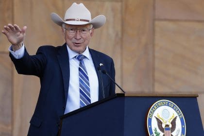 El embajador de Estados Unidos en México, Ken Salazar habla durante un acto protocolario este martes, en Ciudad de México (México). 
 EFE/ Mario Guzmán