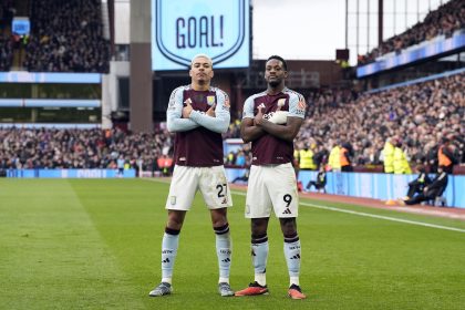 Los jugadores del Aston Villa Morgan Rogers (I) y Jhon Duran celebran el 2-0 durante el partido de la Premier League que han jugado Aston Villa y Manchester City, en Birmingham, Reino Unido. EFE/EPA/TIM KEETON