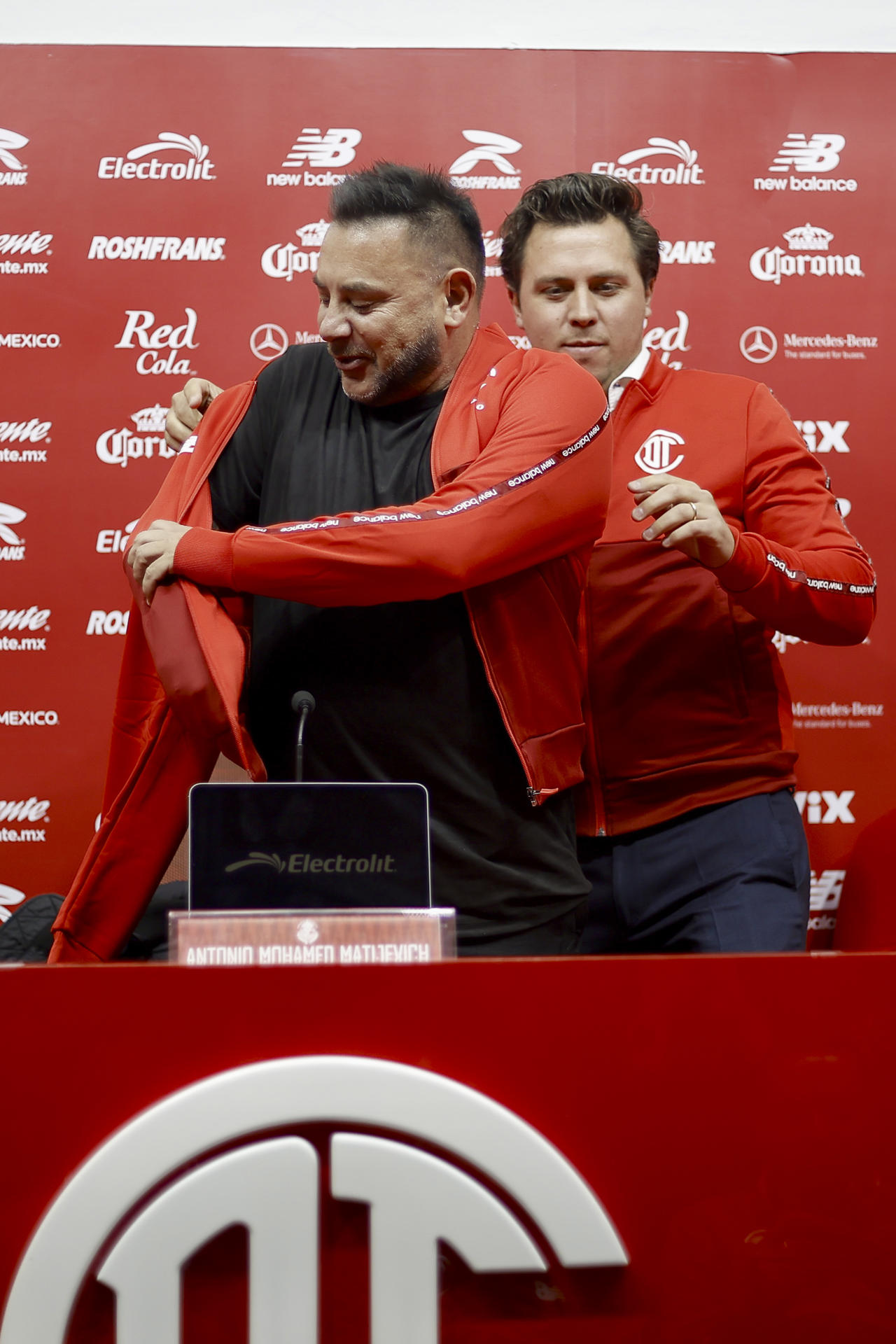 El argentino Antonio Mohamed fue presentado como nuevo director técnico del Club Deportivo Toluca, en el auditorio del Estadio Nemesio Díez, en Toluca(México). EFE/ Felipe Gutiérrez