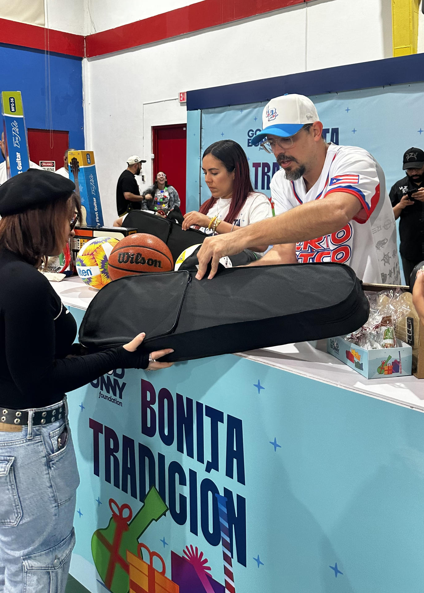 Fotografía cedida por la Fundación Good Bunny del cantante puertorriqueño Bad Bunny durante una entrega de regalos, este martes durante el evento 'Bonita tradición', en el municipio de Aguas Buenas (Puerto Rico). EFE/ Fundación Good Bunny / SOLO USO EDITORIAL/ SOLO DISPONIBLE PARA ILUSTRAR LA NOTICIA QUE ACOMPAÑA (CRÉDITO OBLIGATORIO)