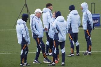 El entrenador del Real Madrid Carlo Ancelotti durante el entrenamiento del equipo en la Ciudad Deportiva de Valdebebas este viernes.-EFE/ Mariscal