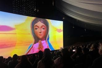 Fotografía cedida por Mariano Domínguez de feligreses viendo en pantalla ‘El Milagro de La Guadalupana, The Experience’, este jueves en Los Ángeles (Estados Unidos). EFE/ Mariano Domínguez