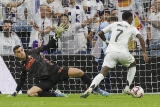El delantero brasileño del Real Madrid Vinicius Junior (d) en el momento de anotar uno de los tres goles que marcó a Osasuna, el 9 de noviembre, en el estadio Santiago Bernabéu. EFE/Javier Lizón