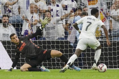 El delantero brasileño del Real Madrid Vinicius Junior (d) en el momento de anotar uno de los tres goles que marcó a Osasuna, el 9 de noviembre, en el estadio Santiago Bernabéu. EFE/Javier Lizón